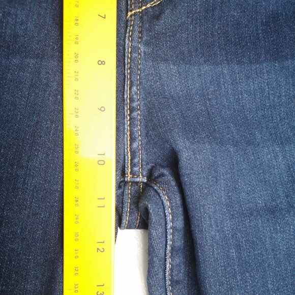 Signature Levi's Ladies Size 12M Medium Wash Mid Rise Straight Leg Jeans - Picture 13 of 14